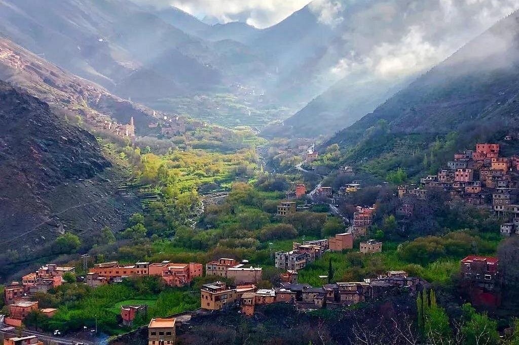 Mountain trail with Atlas views